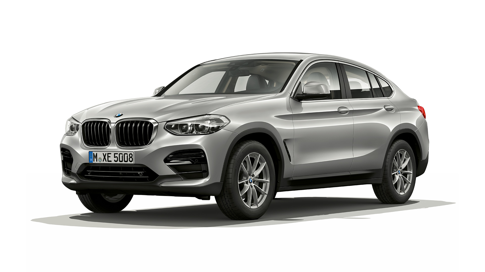 Three-quarter front view BMW X4 Model Advantage BMW X4 xDrive20d Model Advantage G02 2018 Glacier Silver three-quarter front view