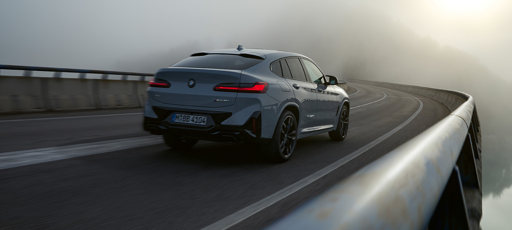 BMW X4 G02 Originele BMW Accessoires BMW X4 G02 Originele BMW Accessoires Brooklyn Grau driekwart achteraanzicht rijdend