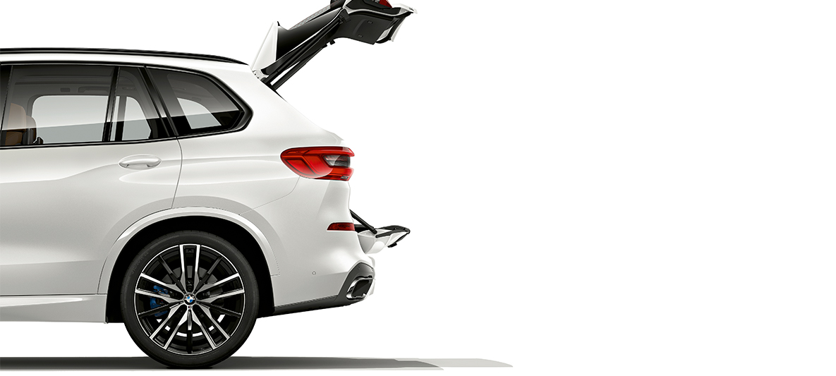 BMW X5 met geopende bagageklep Zijkant van de BMW X5, beide bagagekleppen zijn geopend