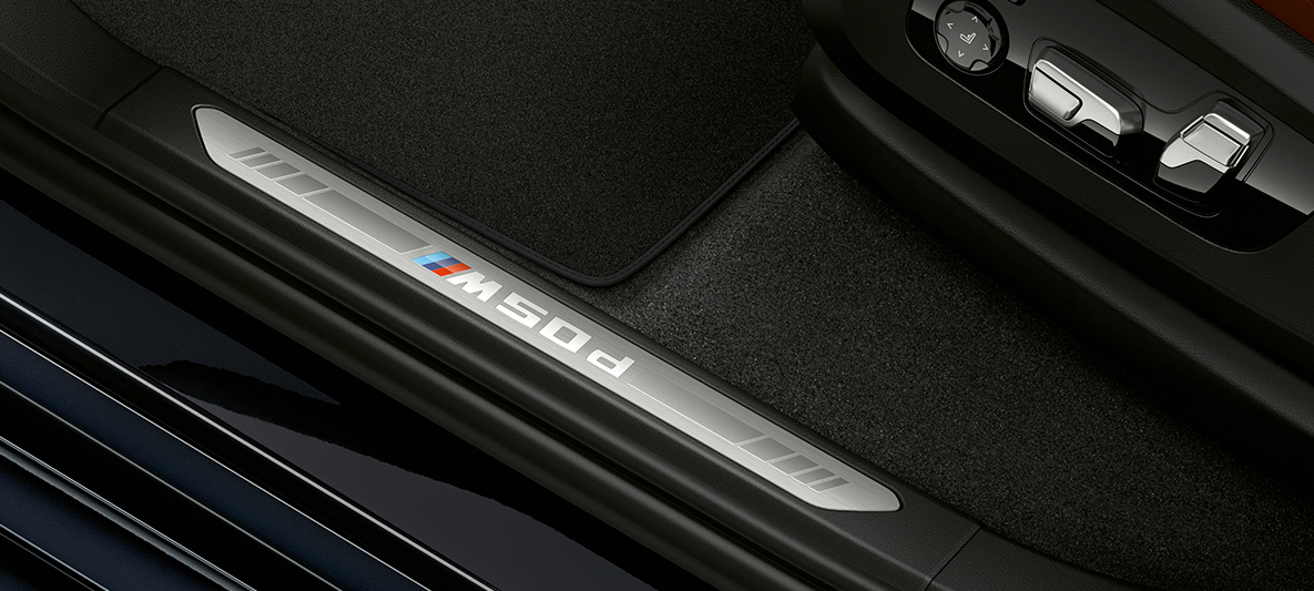 BMW X5 M50d dorpellijsten Dorpellijsten met BMW Individual opschrift van de BMW X5 M50d