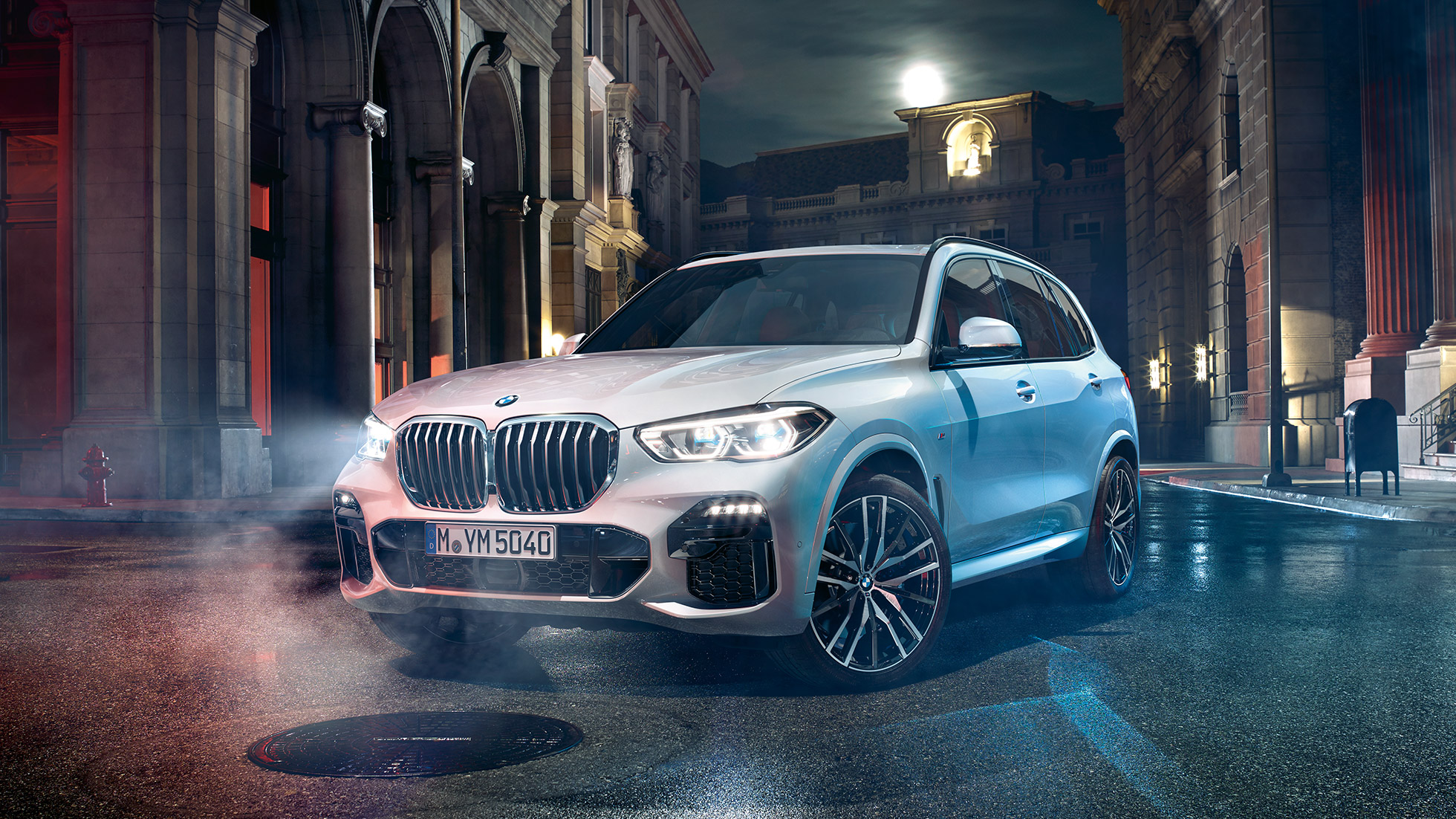 BMW X5 driekwart vooraanzicht BMW X5 G05 2018 Mineralweiß metallic driekwart vooraanzicht stilstaand in nacht
