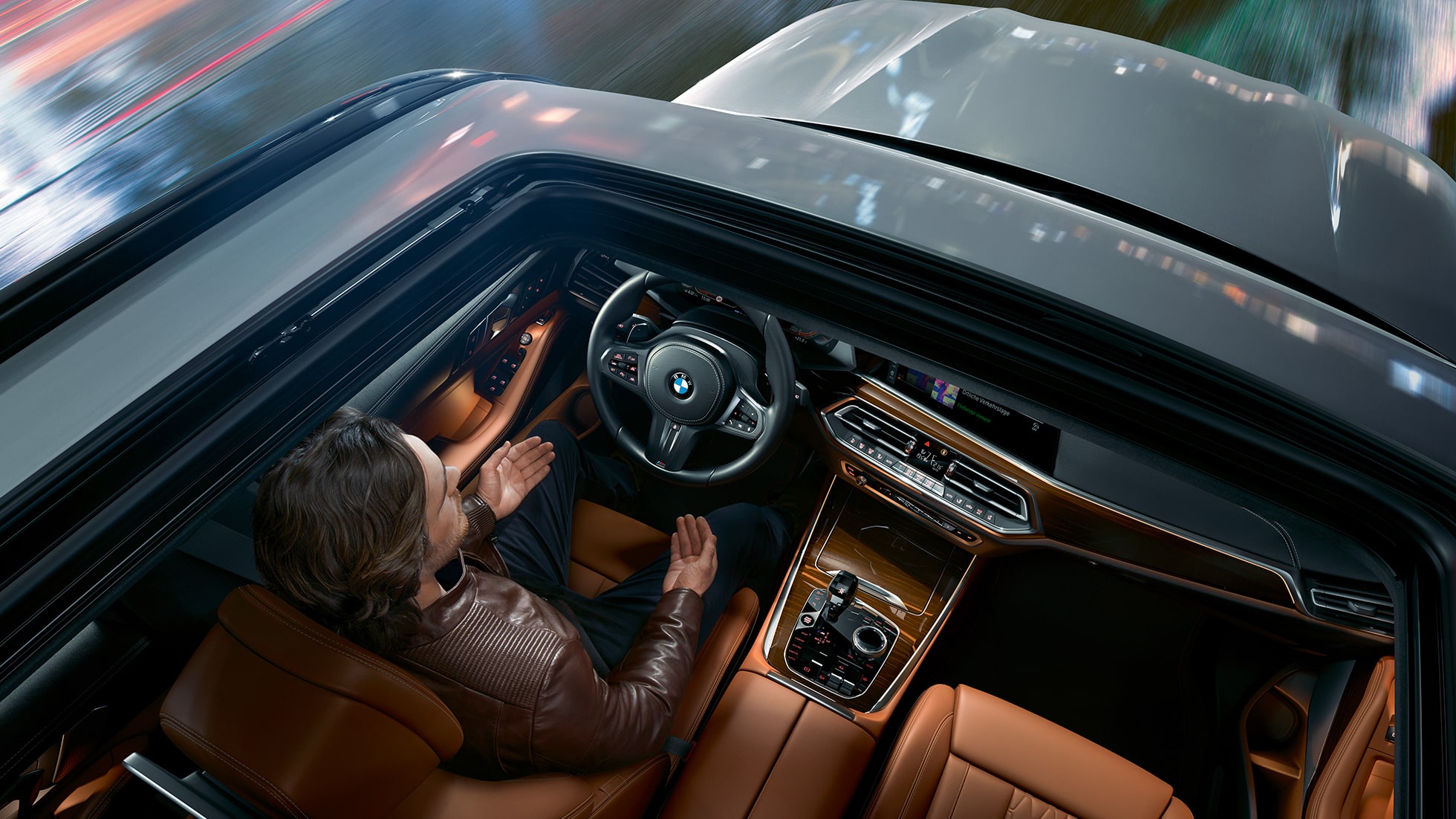 Blik door het glazen panoramadak BMW X5 BMW X5 G05 2018 Mineralweiß bovenaanzicht door glazen panoramadak