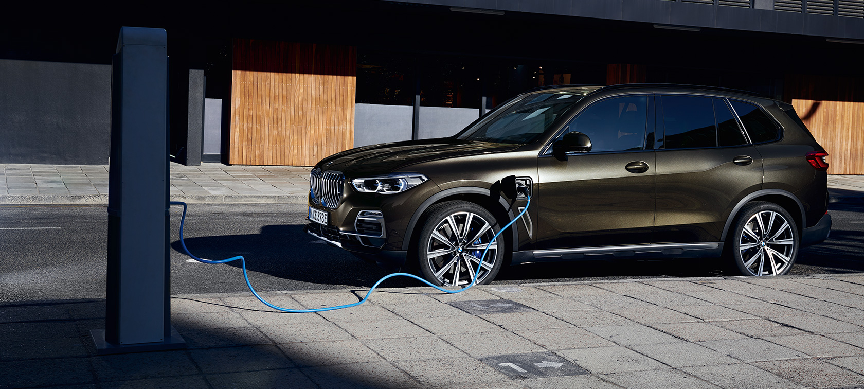 Plug-in Hybride BMW X5 xDrive45e G05 driekwart zijaanzicht Plug-in Hybride BMW X5 xDrive45e G05 driekwart zijaanzicht opladen