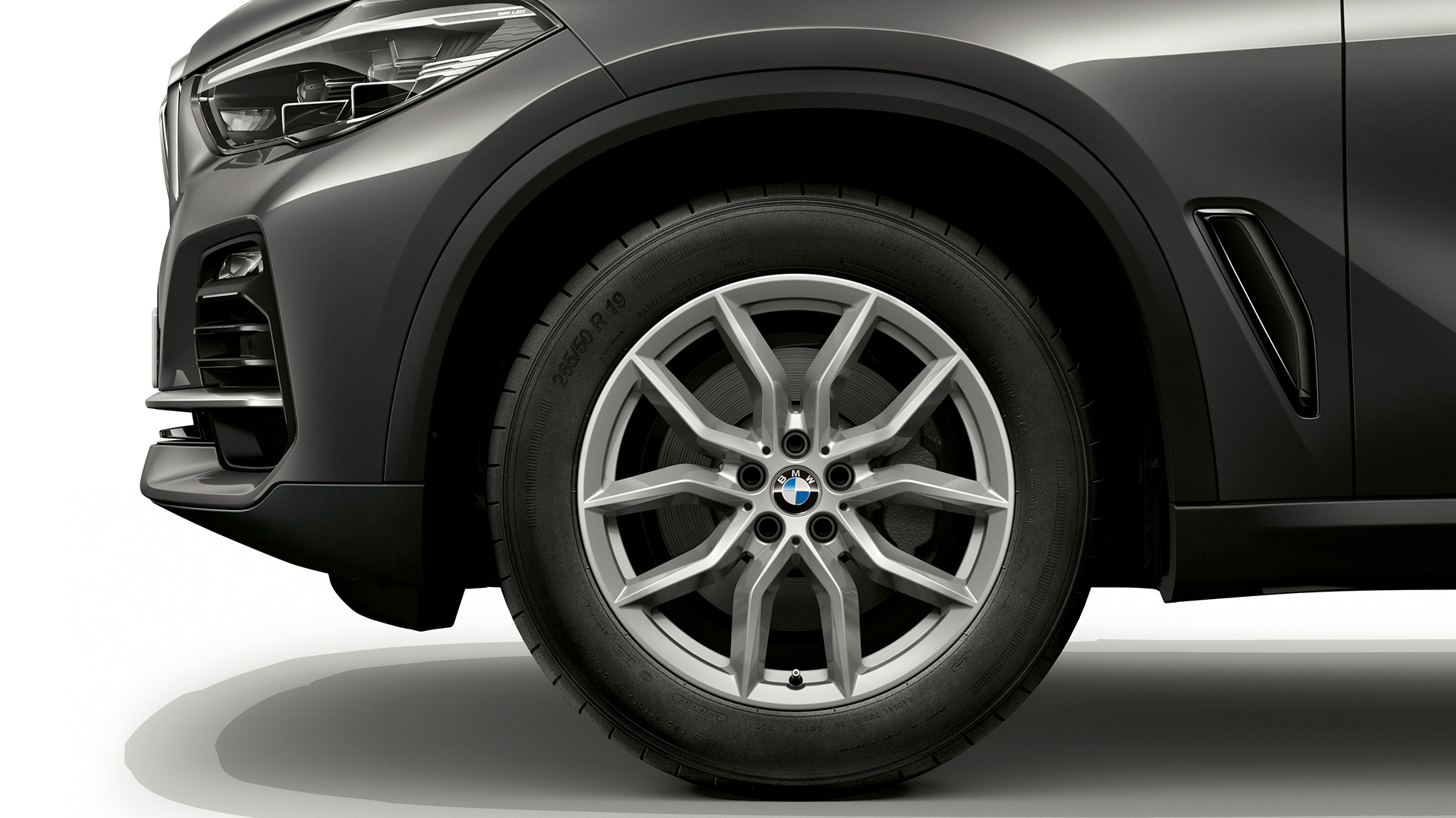 BMW X5 xDrive30d zijaanzicht voorzijde BMW X5 xDrive30d G05 2018 Sophisto Grey Brilliant Effect metallic zijaanzicht voorzijde met velg