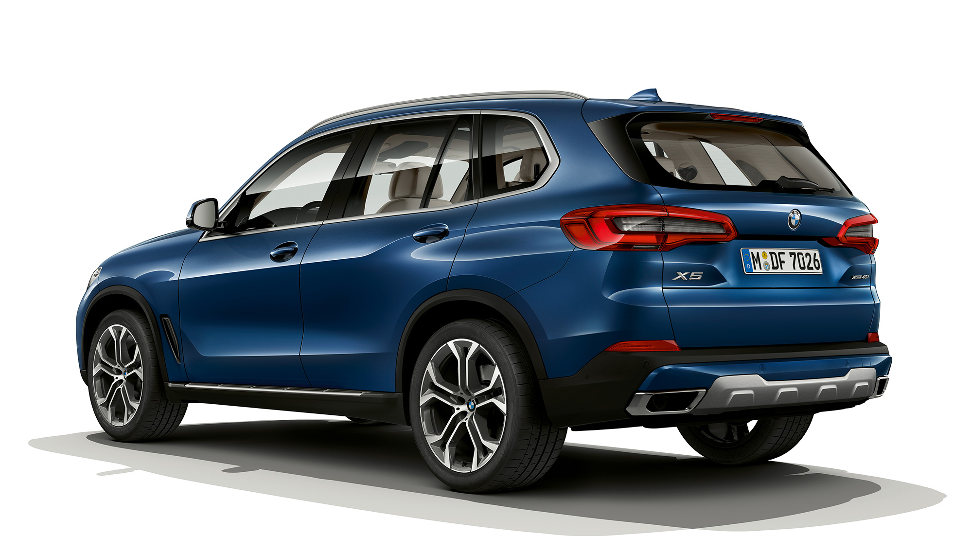 Model xLine BMW X5 xDrive40i driekwart vooraanzicht Model xLine BMW X5 xDrive40i G05 2018 Phytonicblau metallic driekwart achteraanzicht