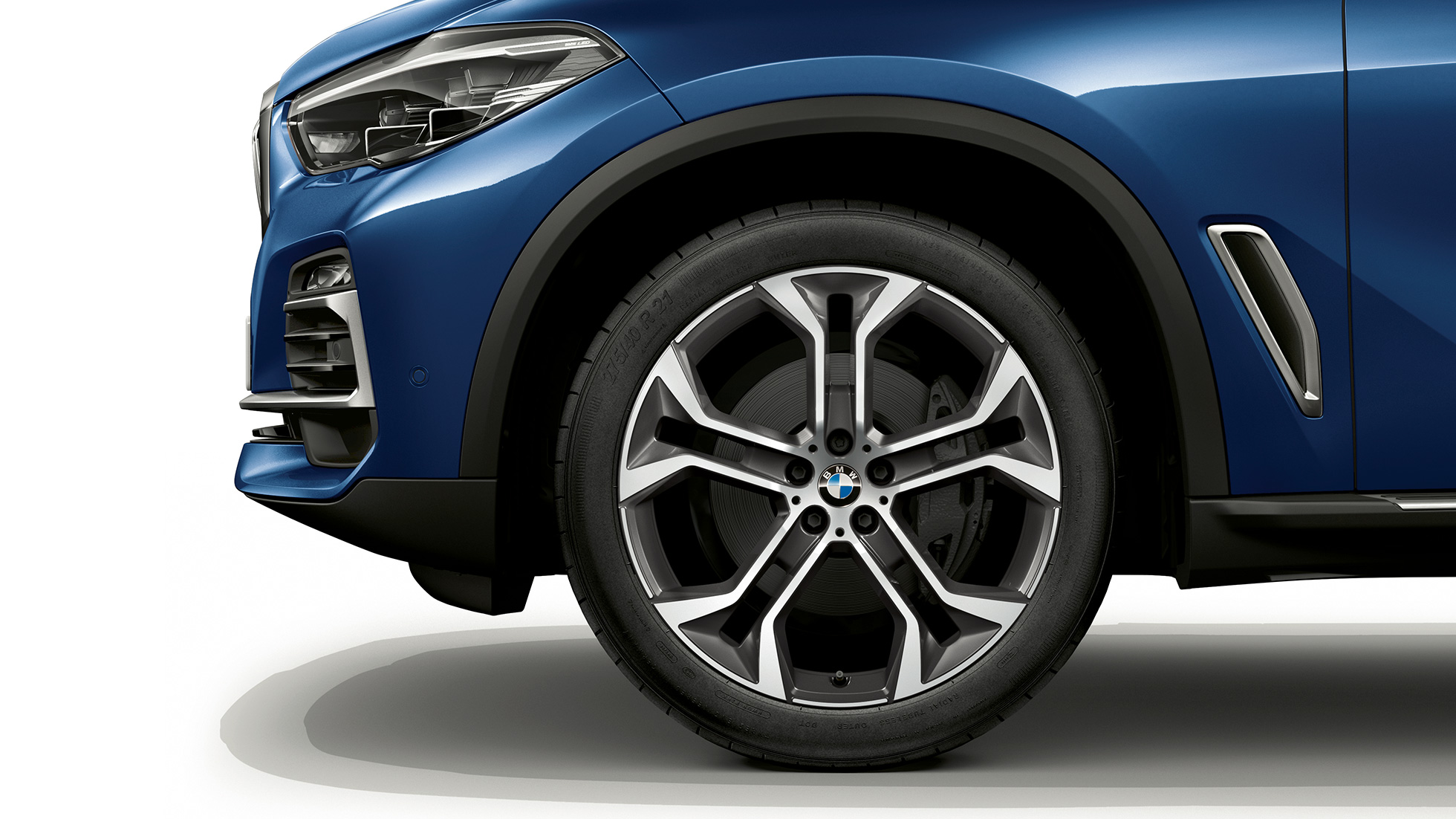 Model xLine BMW X5 xDrive40i zijkant voorzijde Model xLine BMW X5 xDrive40i G05 2018 Phytonicblau metallic zijkant voorzijde met velg