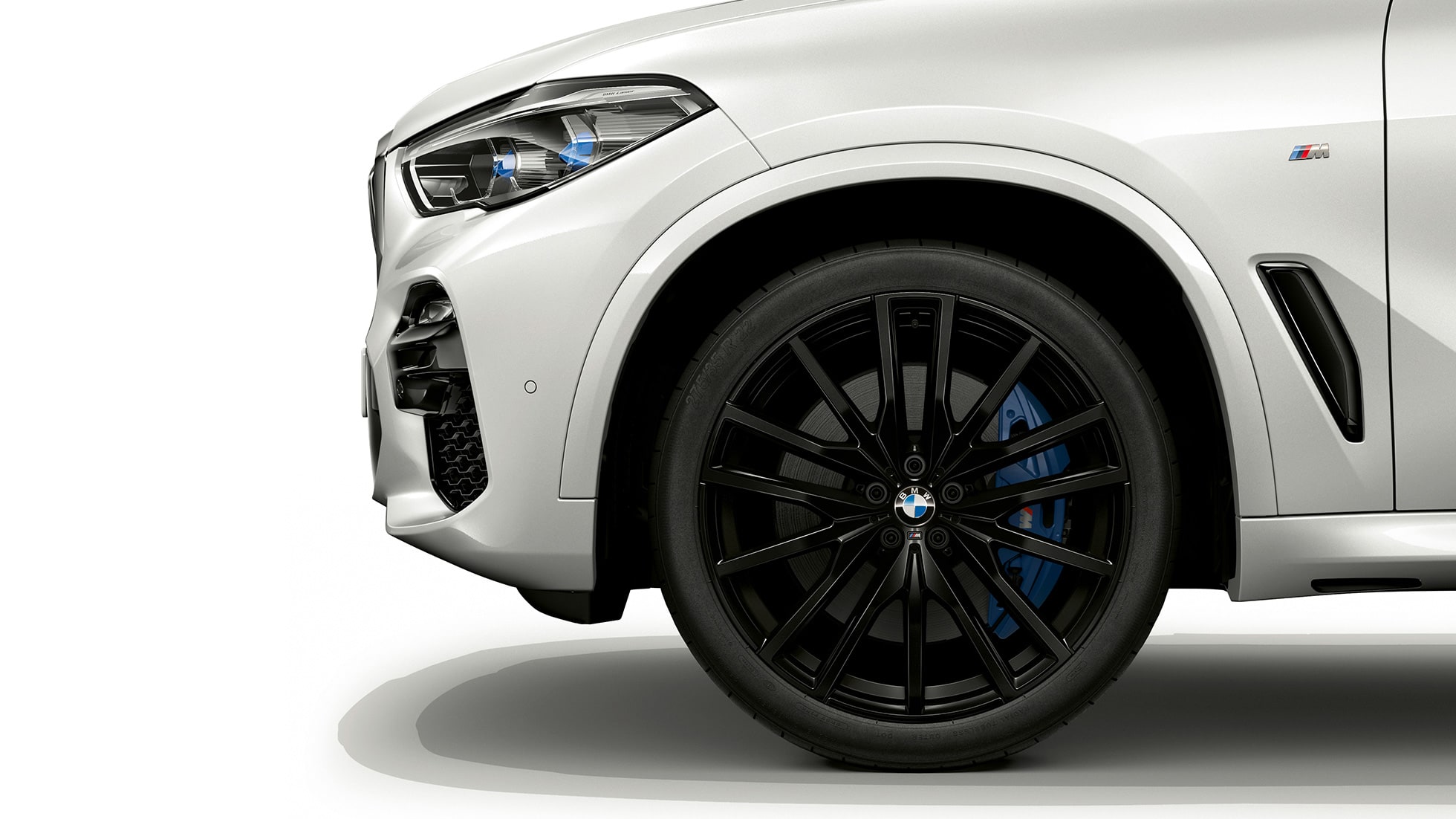 Model M Sport BMW X5 xDrive40i zijkant voorzijde Model M Sport BMW X5 xDrive40i G05 2018 Mineralweiß metallic zijkant voorzijde met velg