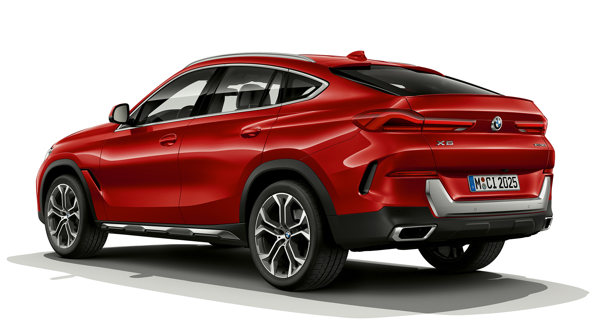 BMW X6 met BMW xLine, achterzijde BMW X6 met BMW xLine in driekwart achteraanzicht