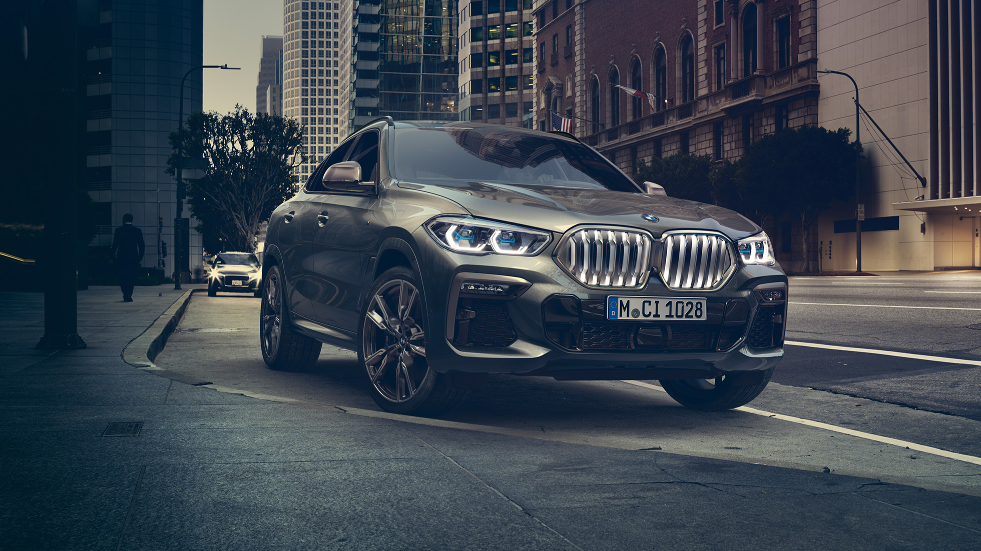 BMW X6 Adaptief M onderstel Professional BMW X6 in driekwart vooraanzicht in stedelijke omgeving