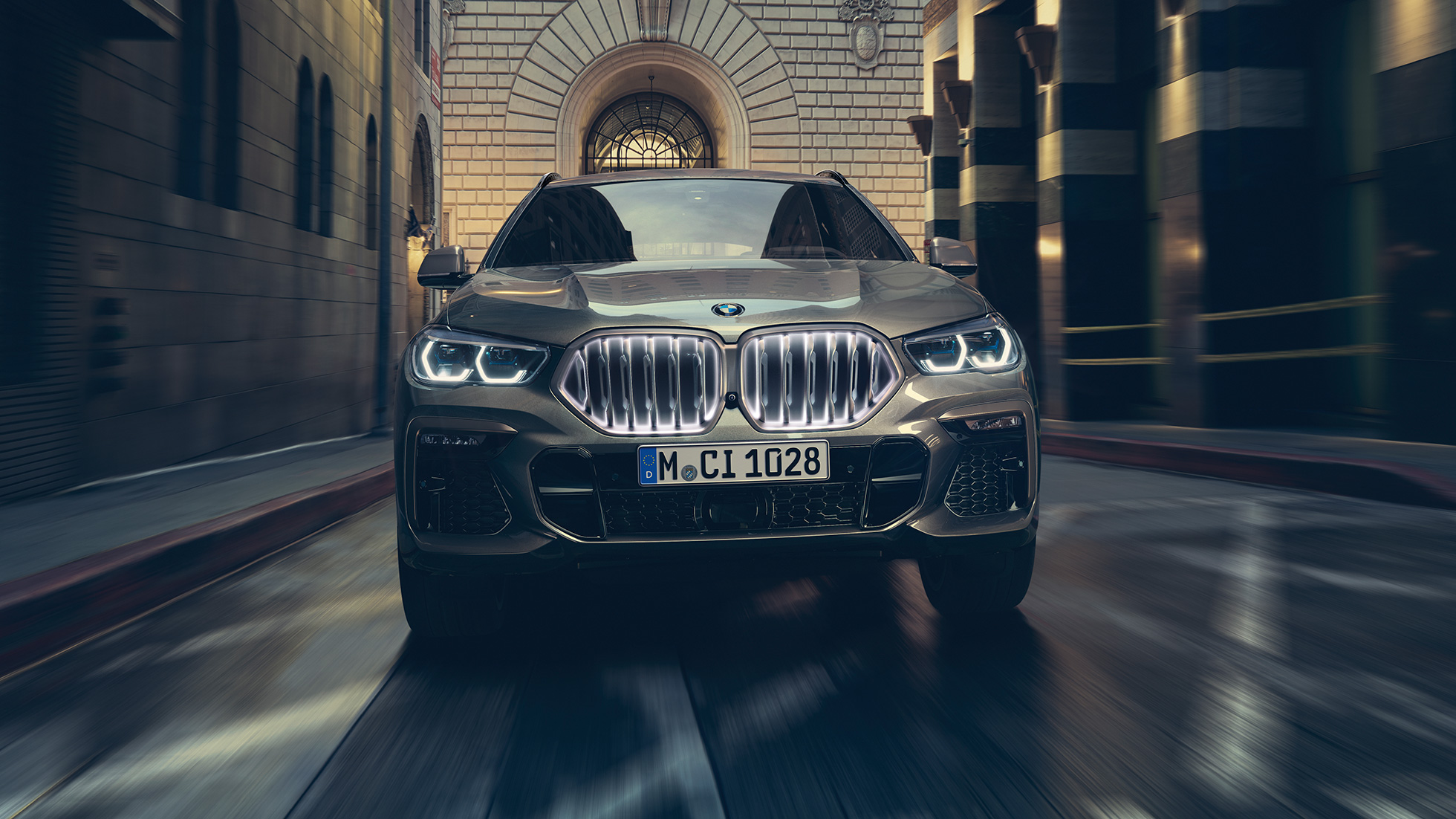 BMW X6 met BMW ‘Iconic Glow’ nierengrille BMW X6 in vooraanzicht in een stedelijke omgeving