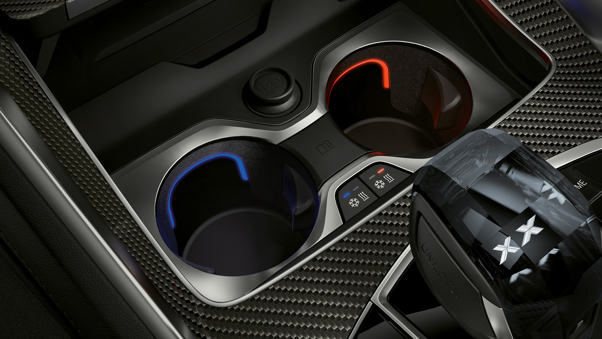 Bekerhouders met temperatuurregeling Close-up van het BMW interieur met focus op bekerhouders met temperatuurregeling