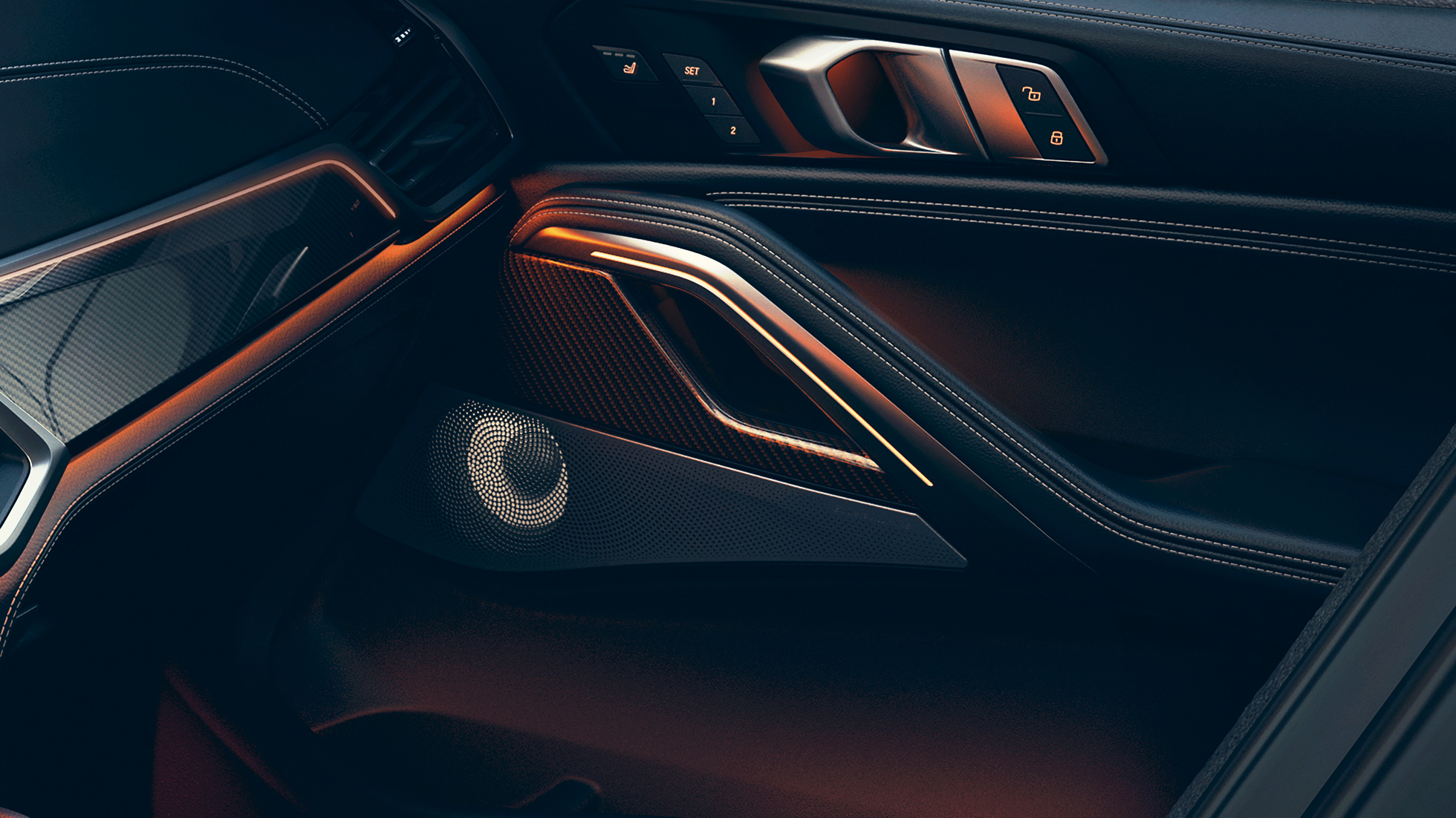 BMW X6 luidspreker Close-up van het BMW interieur met focus op luidspreker