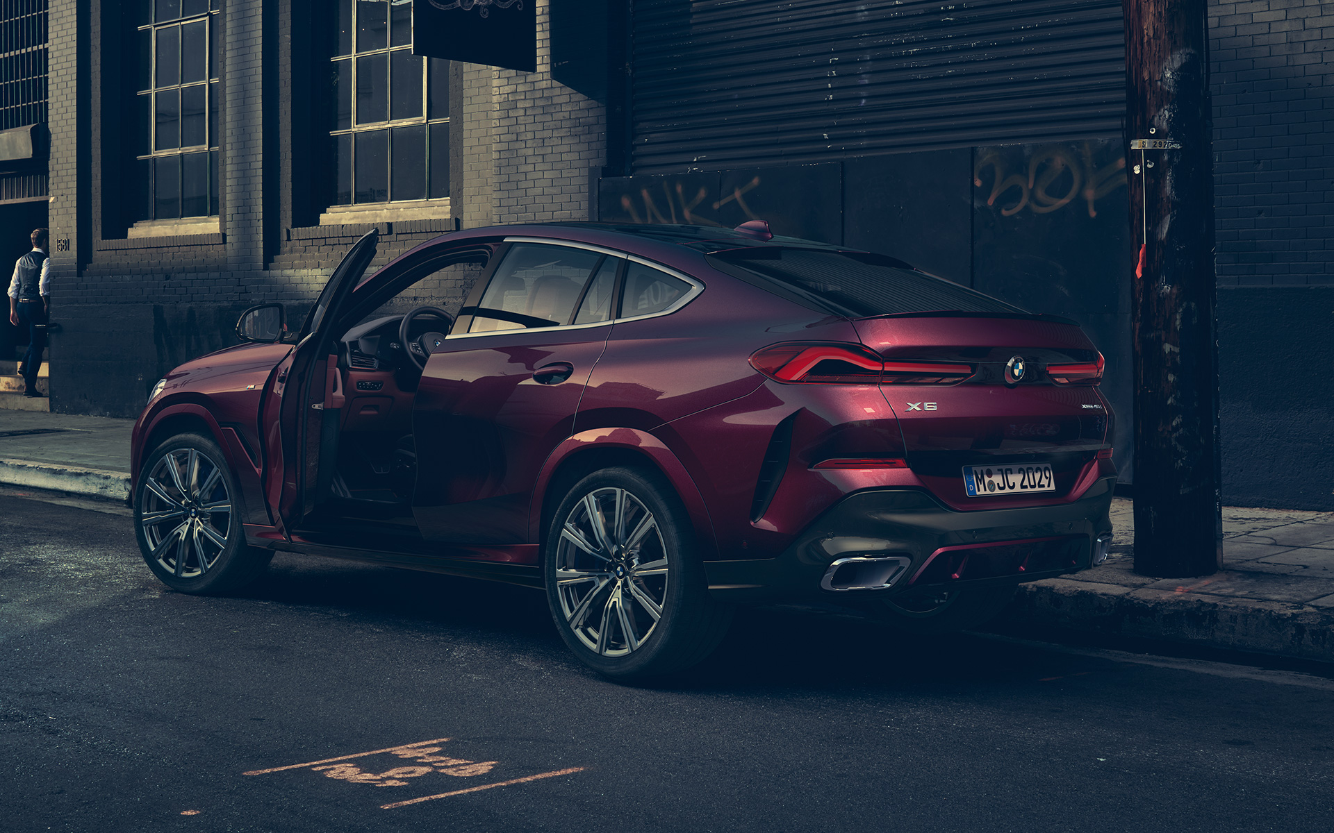 Driekwart achteraanzicht BMW X6 Individual G06 BMW X6 Individual G06 Ametrin metallic driekwart achteraanzicht