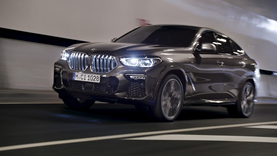 Driekwart vooraanzicht BMW X6 G06 BMW X6 G06 driekwart driekwart vooraanzicht rijdend