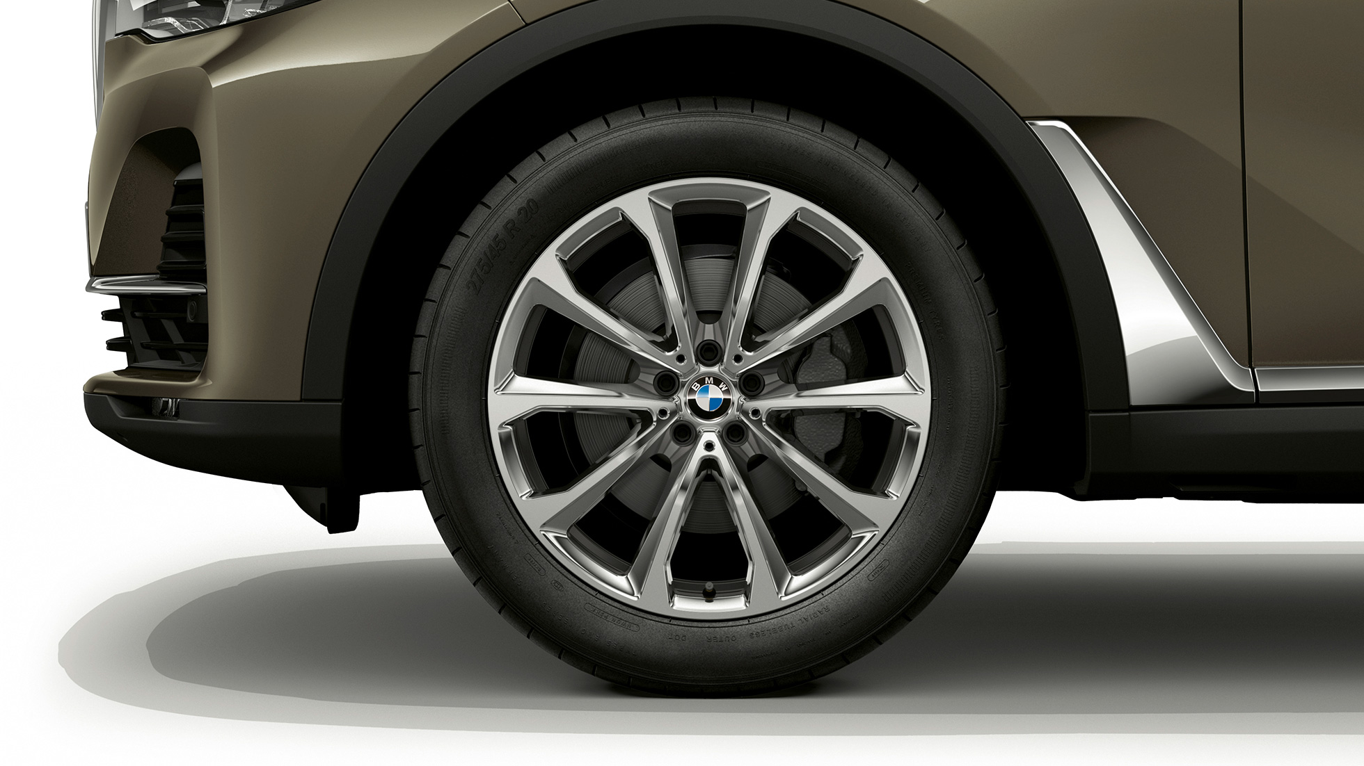 BMW X7, lichtmetalen wiel Close-up van het lichtmetalen wiel van de BMW X7