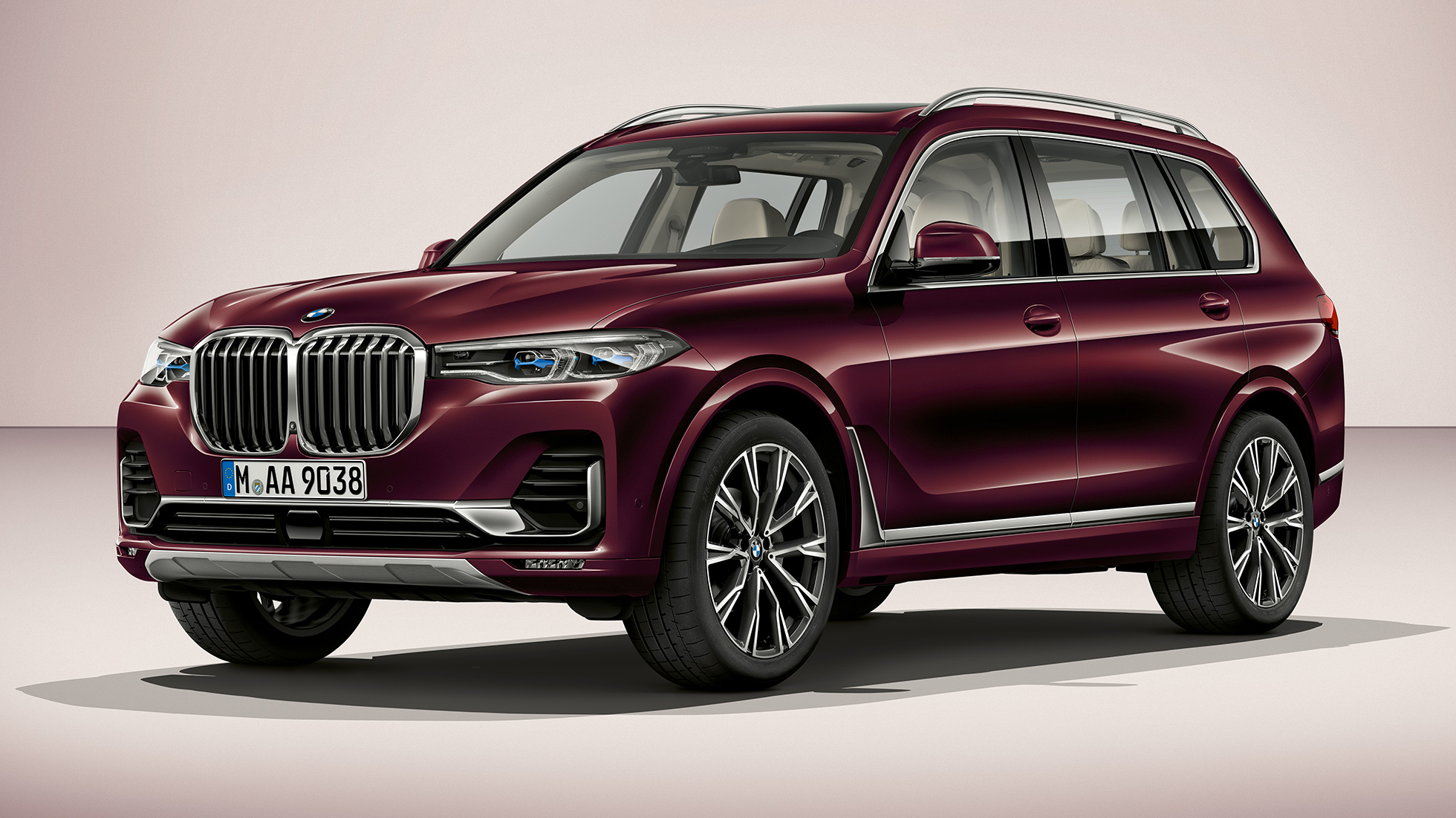 BMW X7 M Sportpakket Driekwart vooraanzicht van de BMW X7 met M Sportpakket in de studio