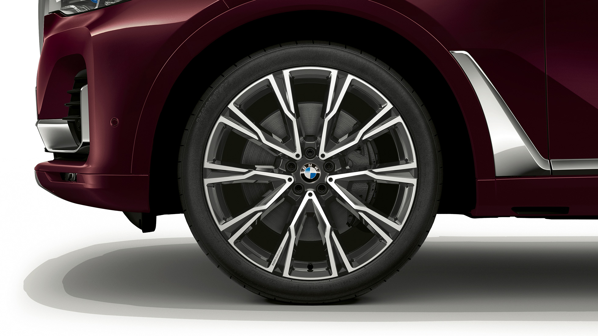 BMW X7, M Sportpakket lichtmetalen wiel Close-up van het lichtmetalen wiel van de BMW X7 met M Sportpakket
