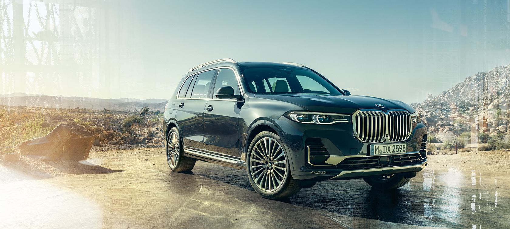 BMW X7, driekwart vooraanzicht BMW X7 in Arcticgrau, stilstaand voor woestijn, driekwart vooraanzicht, G07 2019