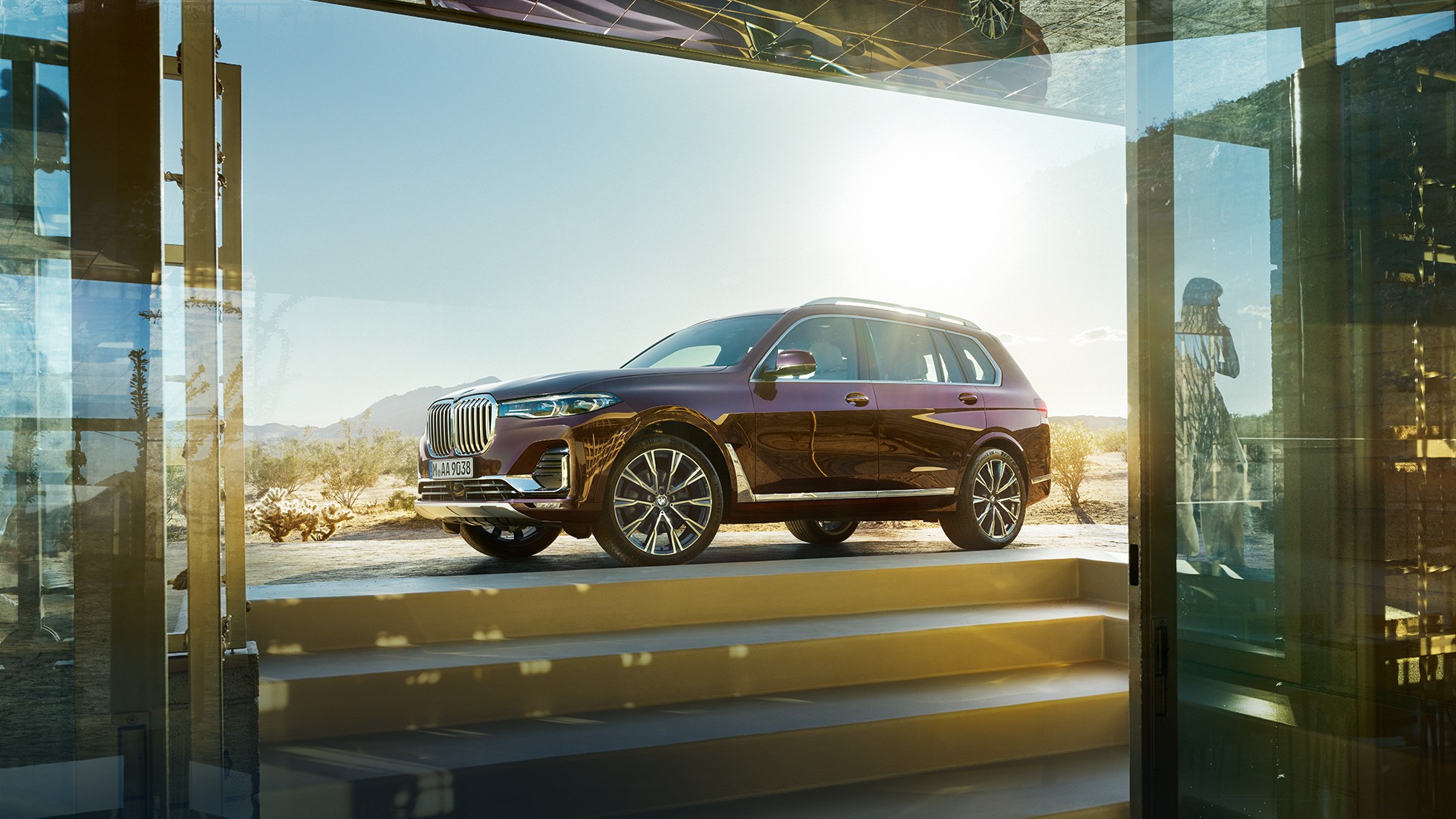 BMW Individual X7 xDrive40i, vanuit vogelperspectief Stilstaande BMW X7 in Ametrin metallic vanuit vogelperspectief