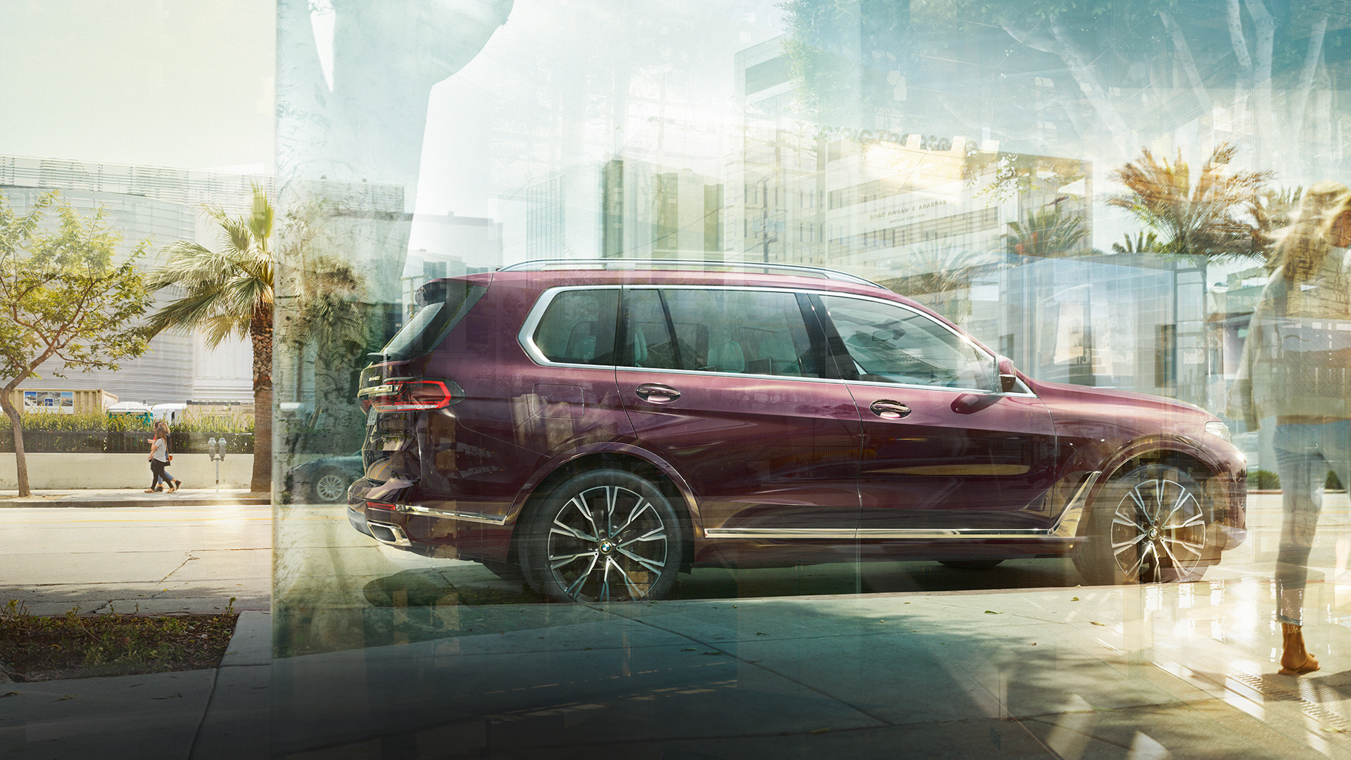 BMW Individual X7 xDrive40i,zijaanzicht Zijaanzicht van een stilstaande BMW X7 in Ametrin Metallic