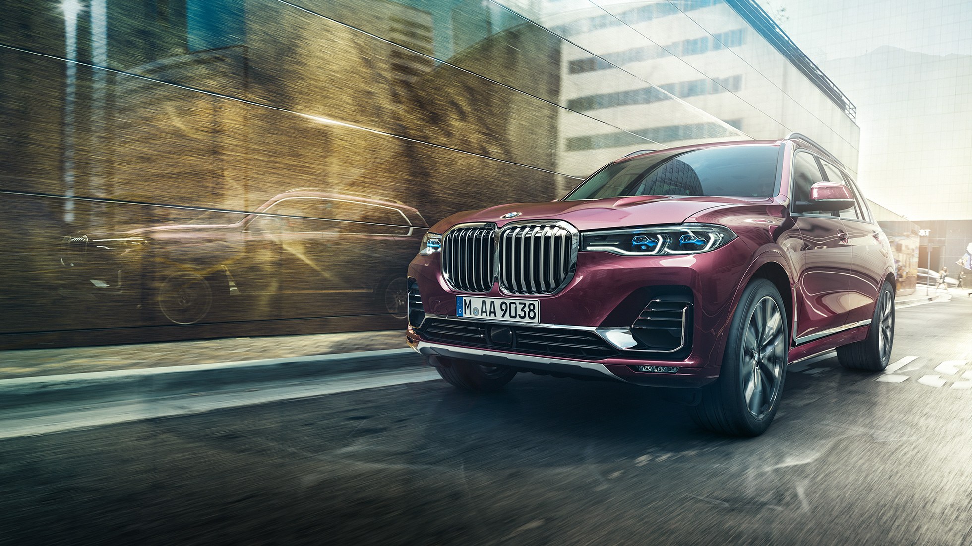 BMW Individual X7 xDrive40i, driekwart vooraanzicht Driekwart vooraanzicht van een rijdende BMW X7 in Ametrin metallic