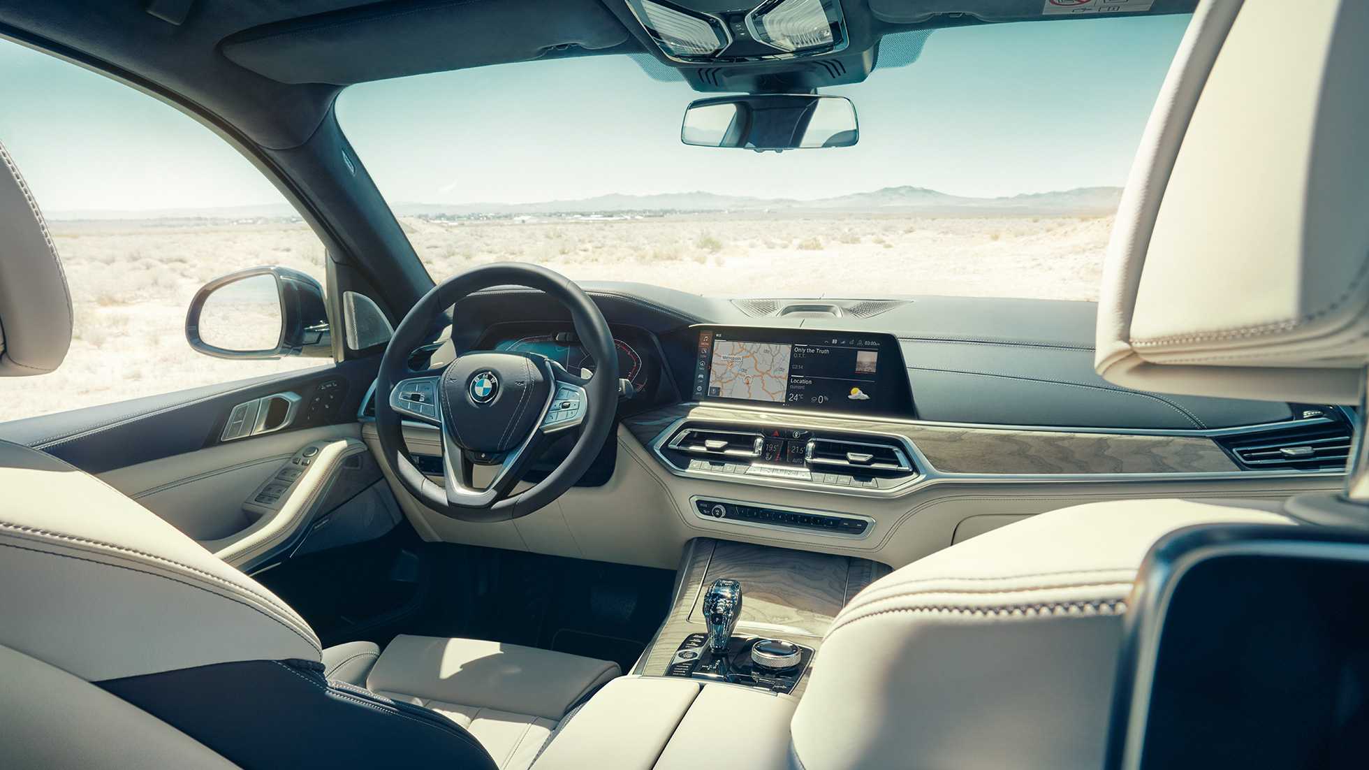 BMW Live Cockpit Professional BMW Live Cockpit Professional: achteraanzicht van de eerste zitrij met zicht op stuurwiel en instrumentenpaneel