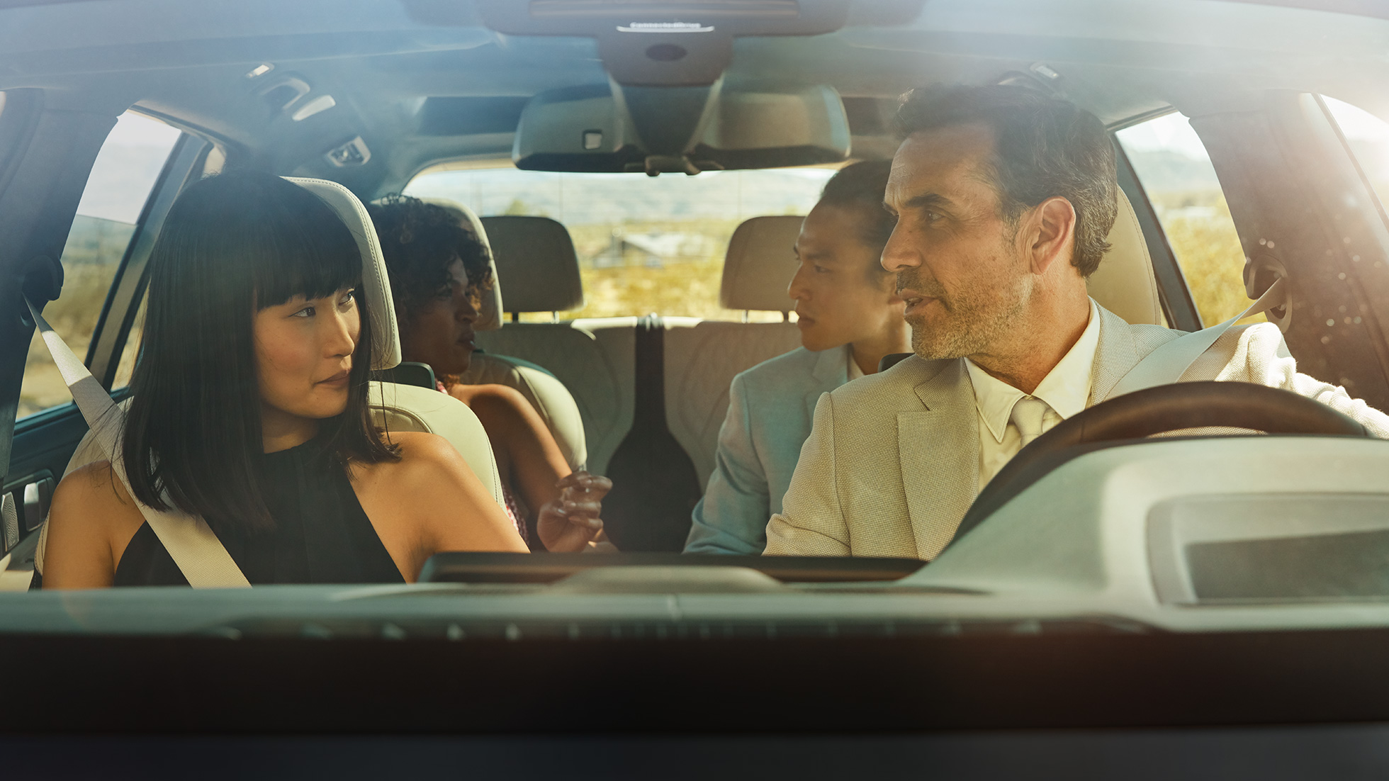 BMW Gesture Control Man en vrouw zitten in de auto, vrouw gebruikt de Gesture Control