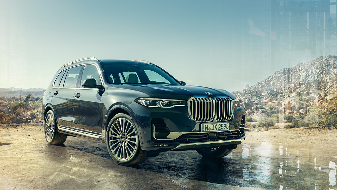 BMW X7 exterieur, driekwart vooraanzicht BMW X7 exterieur: driekwart vooraanzicht tegen een woestijnachtergrond