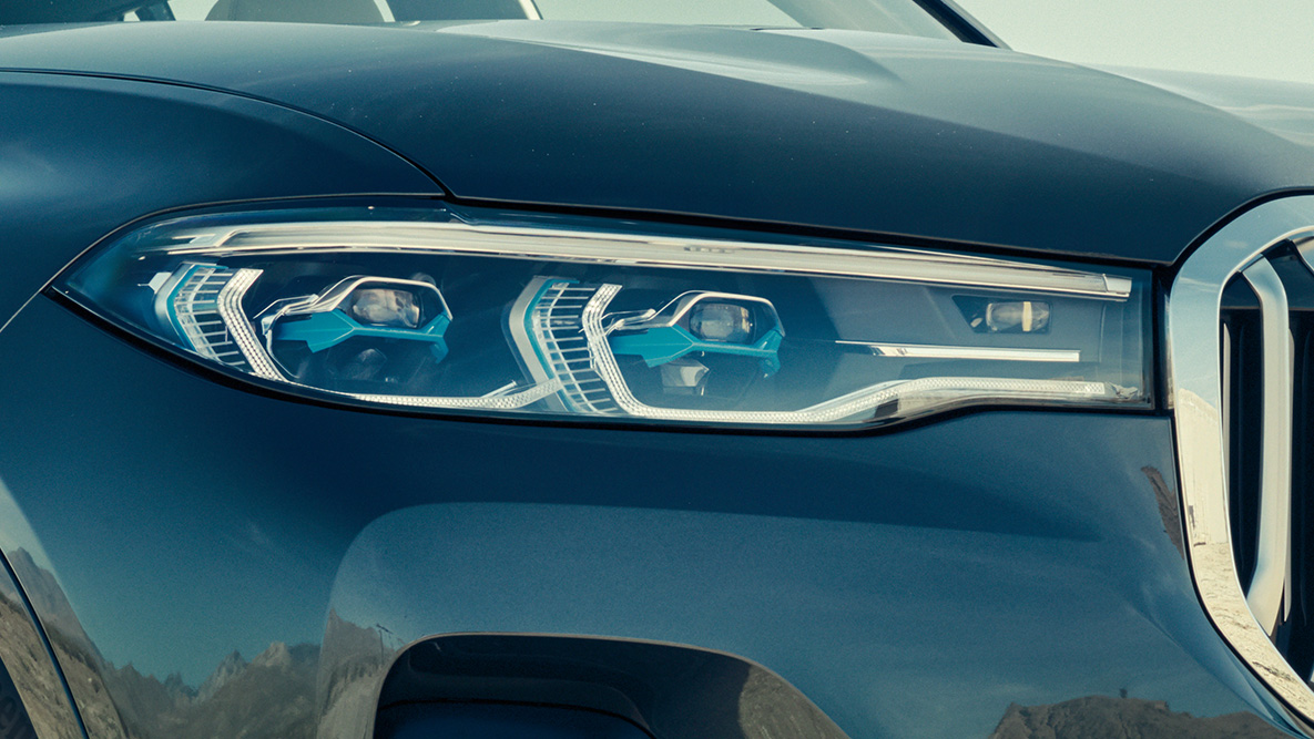 BMW Laserlight BMW Laserlight: close-up van de voorzijde van de BMW X7 in driekwart vooraanzicht