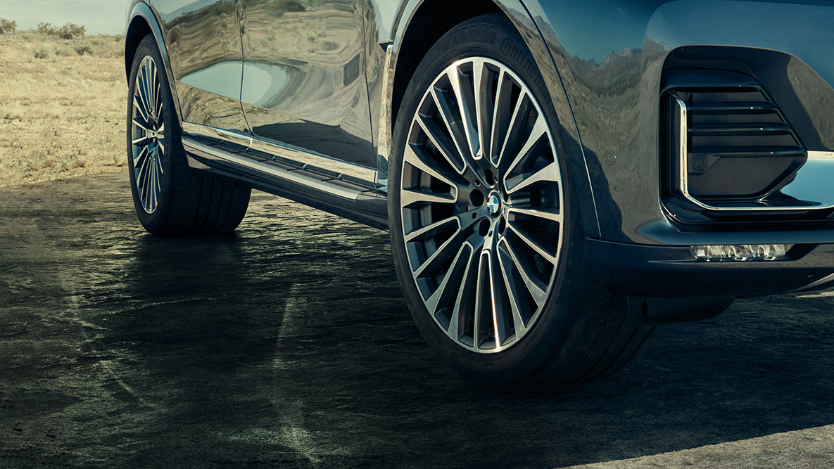22 inch lichtmetalen wielen 22 inch lichtmetalen wielen: driekwart vooraanzicht van de BMW X7 met focus op de wielen