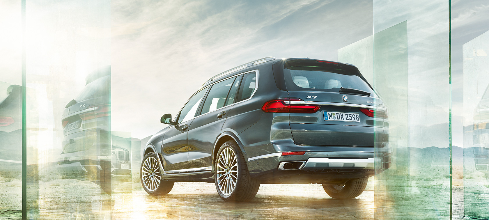 BMW X7, driekwart achteraanzicht BMW X7 in Arktikgrau in driekwart achteraanzicht voor woestijnachtergrond, G07 2019