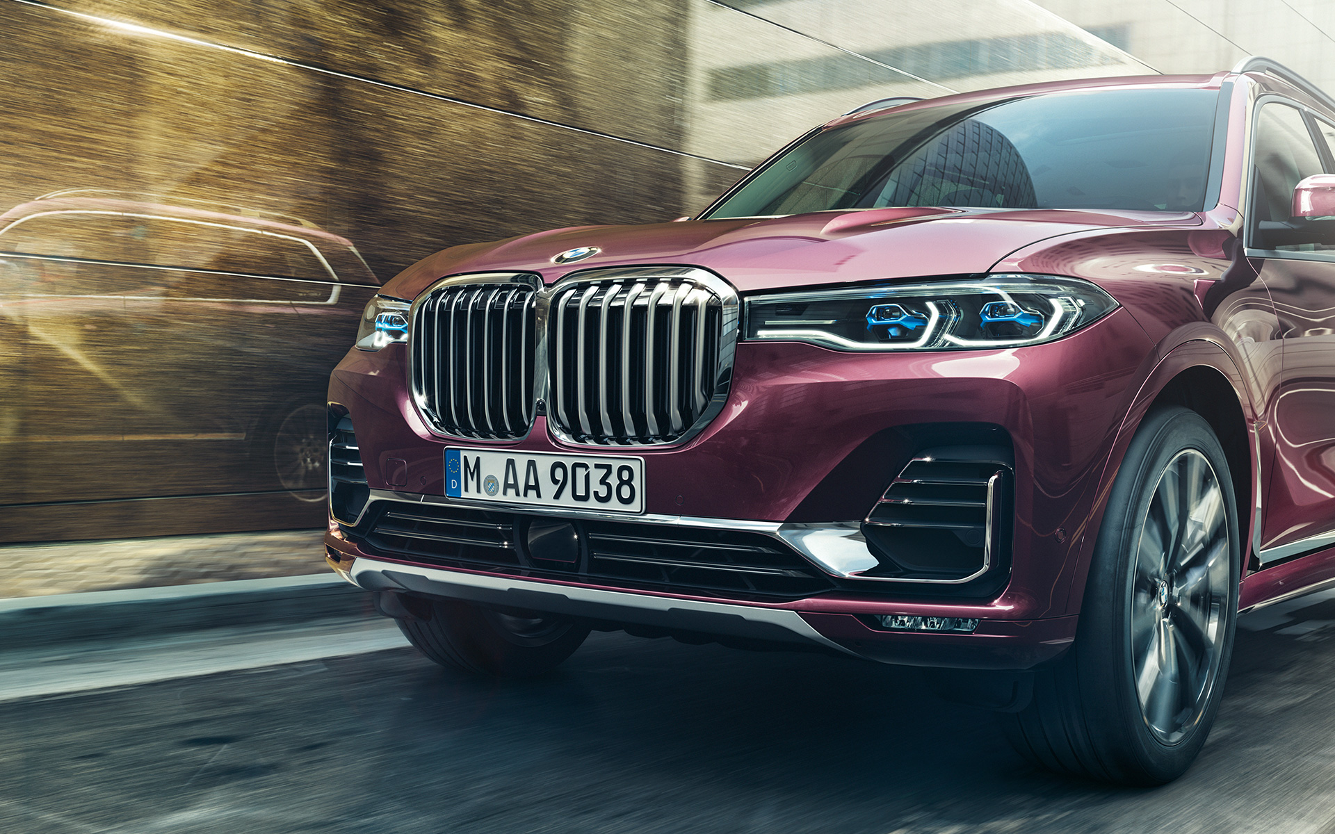 BMW X7 SUV Individual xDrive40i G07 Ametrin metallic driekwart vooraanzicht rijdend BMW X7 SUV Individual xDrive40i G07 Ametrin metallic driekwart vooraanzicht rijdend