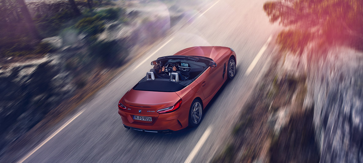 Rijdende oranje BMW Z4 First Edition Rijdende oranje BMW Z4 First Edition vanuit vogelperspectief