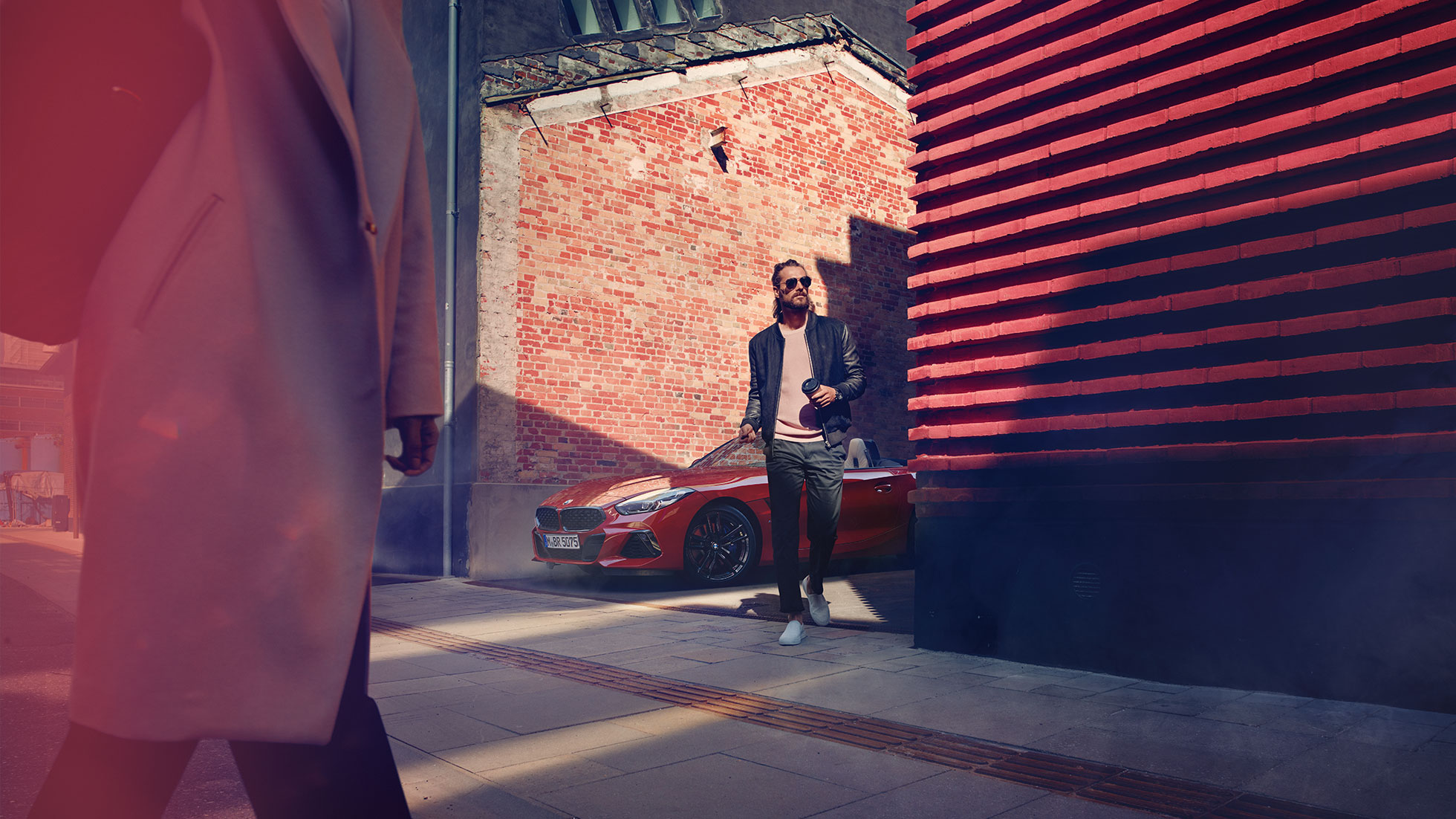 BMW Z4 Roadster in zijstraat Man in zijstraat voor BMW Z4 Roadster