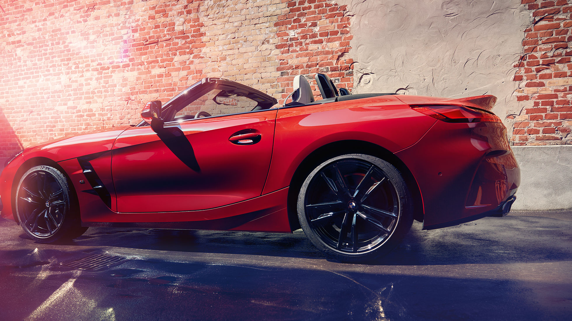 Zijaanzicht van de BMW Z4 Roadster Zijaanzicht van de BMW Z4 Roadster voor bakstenen muur