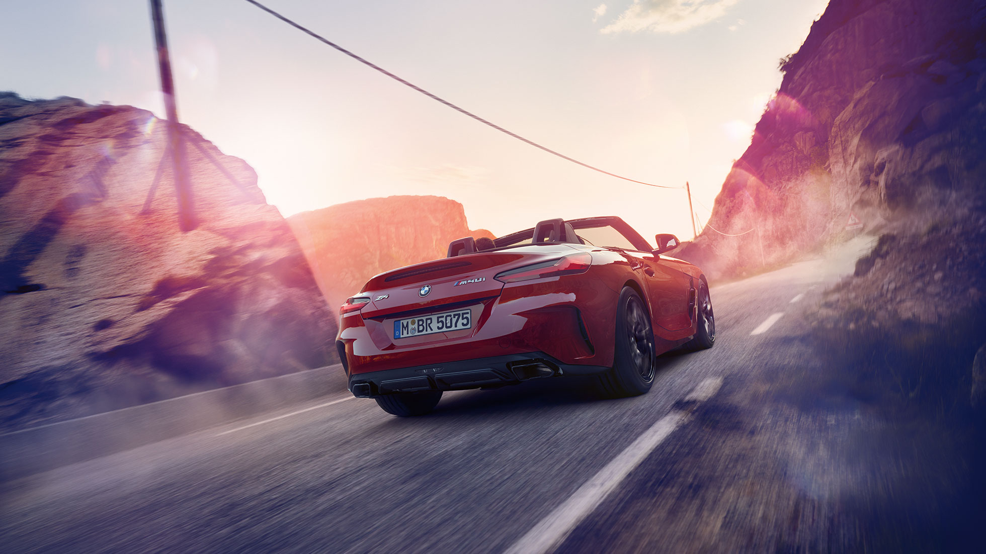 Achteraanzicht van de BMW Z4 Roadster Achteraanzicht van de BMW Z4 Roadster op provinciale weg