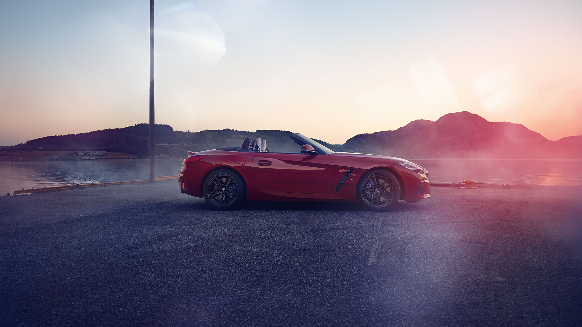 Zijaanzicht van de BMW Z4 Roadster Zijaanzicht van de BMW Z4 Roadster voor bergpanorama