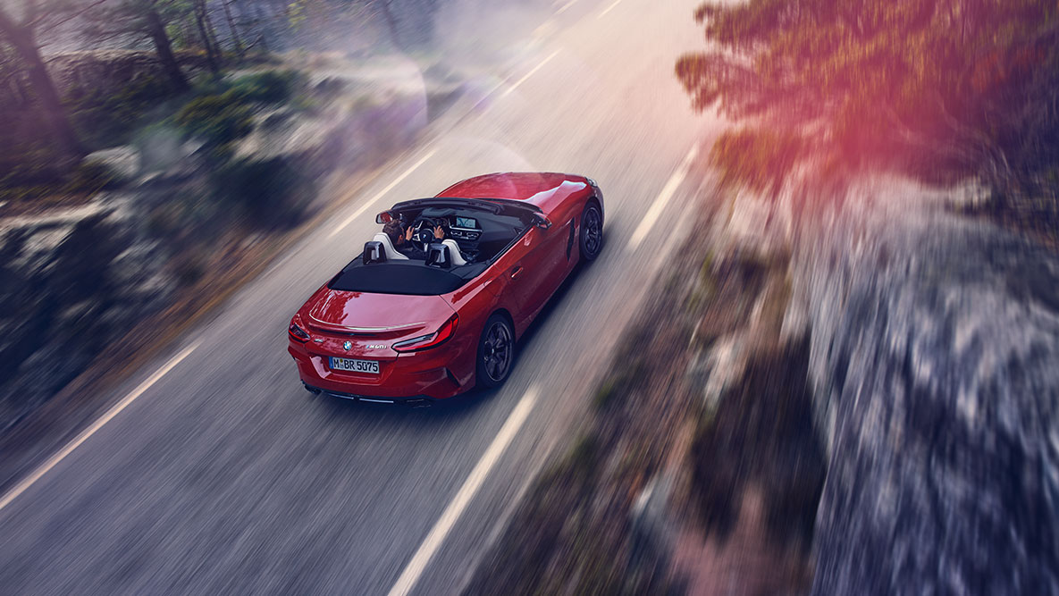 Rijdende BMW Z4 Roadster Rijdende BMW Z4 Roadster vanuit vogelperspectief