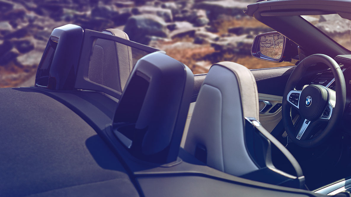 Voorstoelen BMW Z4 Roadster Zicht op de voorstoelen van de BMW Z4 Roadster, kap geopend