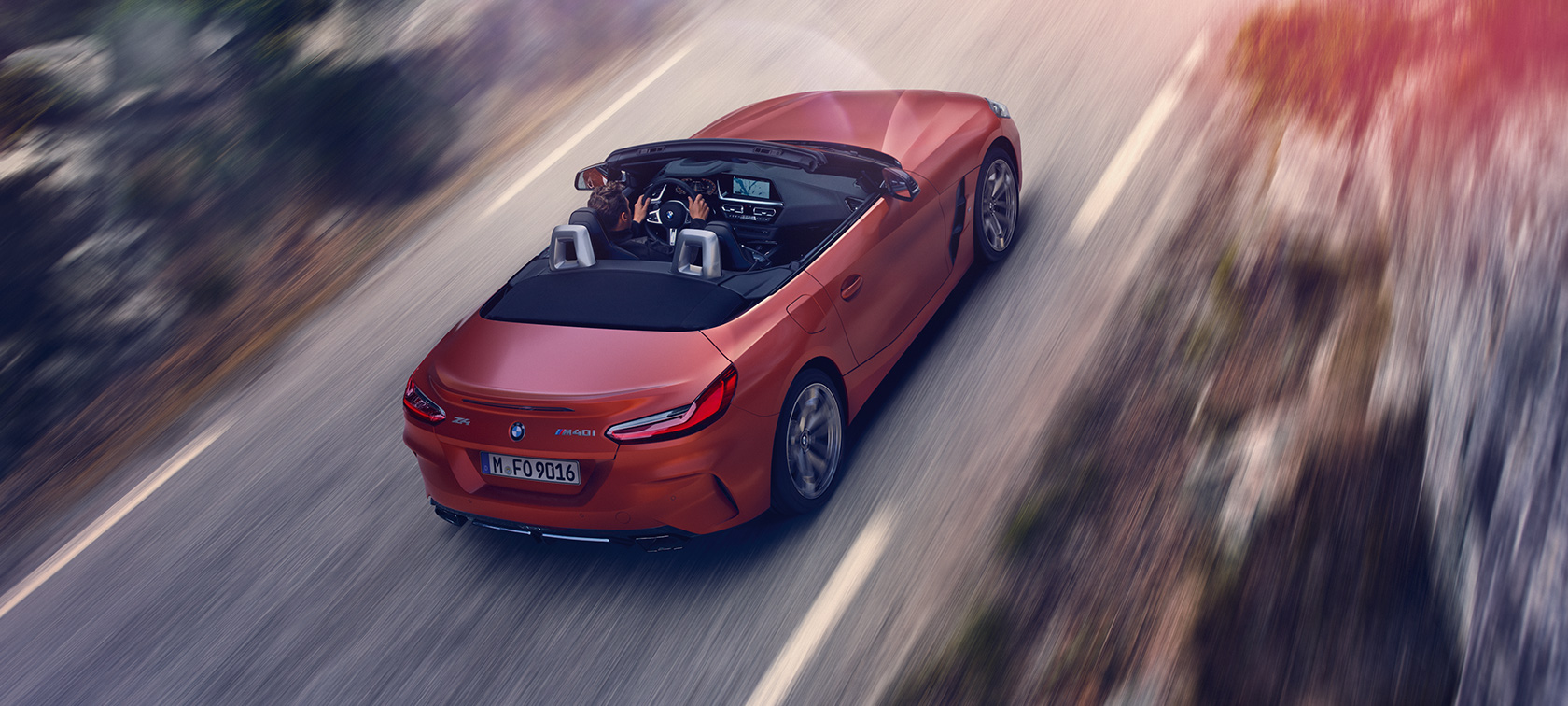 BMW Z4 Roadster (G29) driekwart achteraanzicht bovenaanzicht rijdend BMW Z4 Roadster (G29) driekwart achteraanzicht bovenaanzicht rijdend