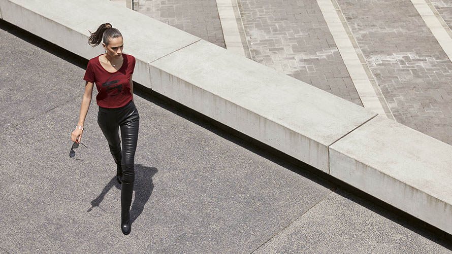 BMW M T-shirt met afbeelding, dames Een vrouw draagt een BMW M T-shirt voor dames met afbeelding uit de BMW M Collection