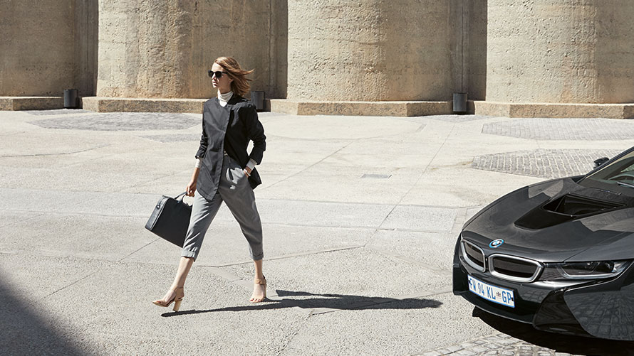 BMW i lederen tas Een vrouw draagt een lederen BMW i tas uit de BMW i Collection