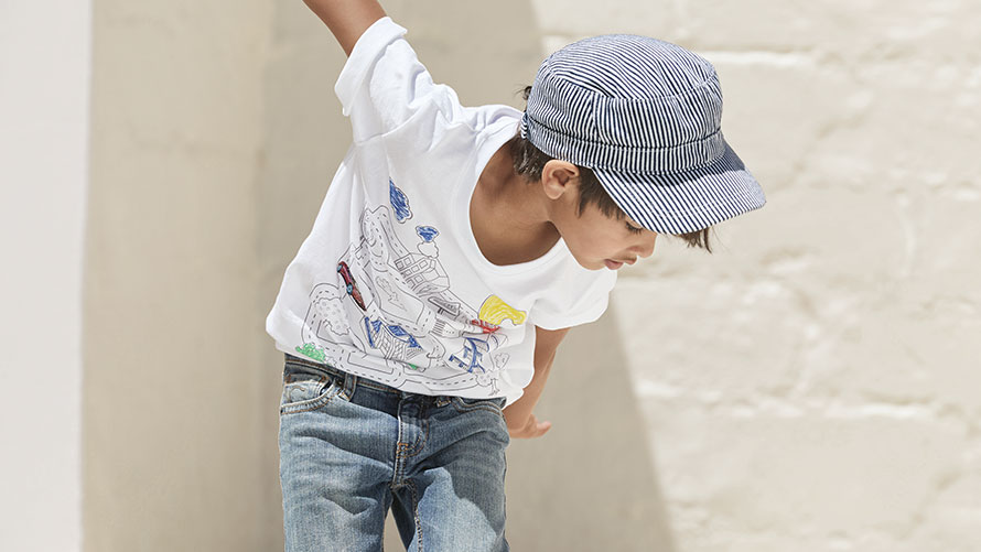 BMW Interactive T-shirt, kids Een kind draagt een BMW Interactive kinder-T-shirt uit de BMW Kids Collection