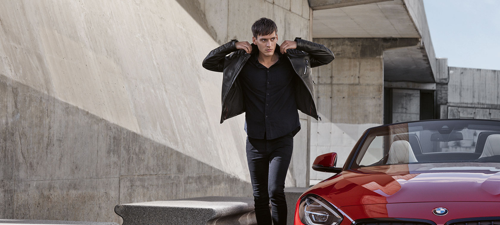 BMW lederen herenjack Een man draagt een BMW lederen herenjack uit de BMW Collection