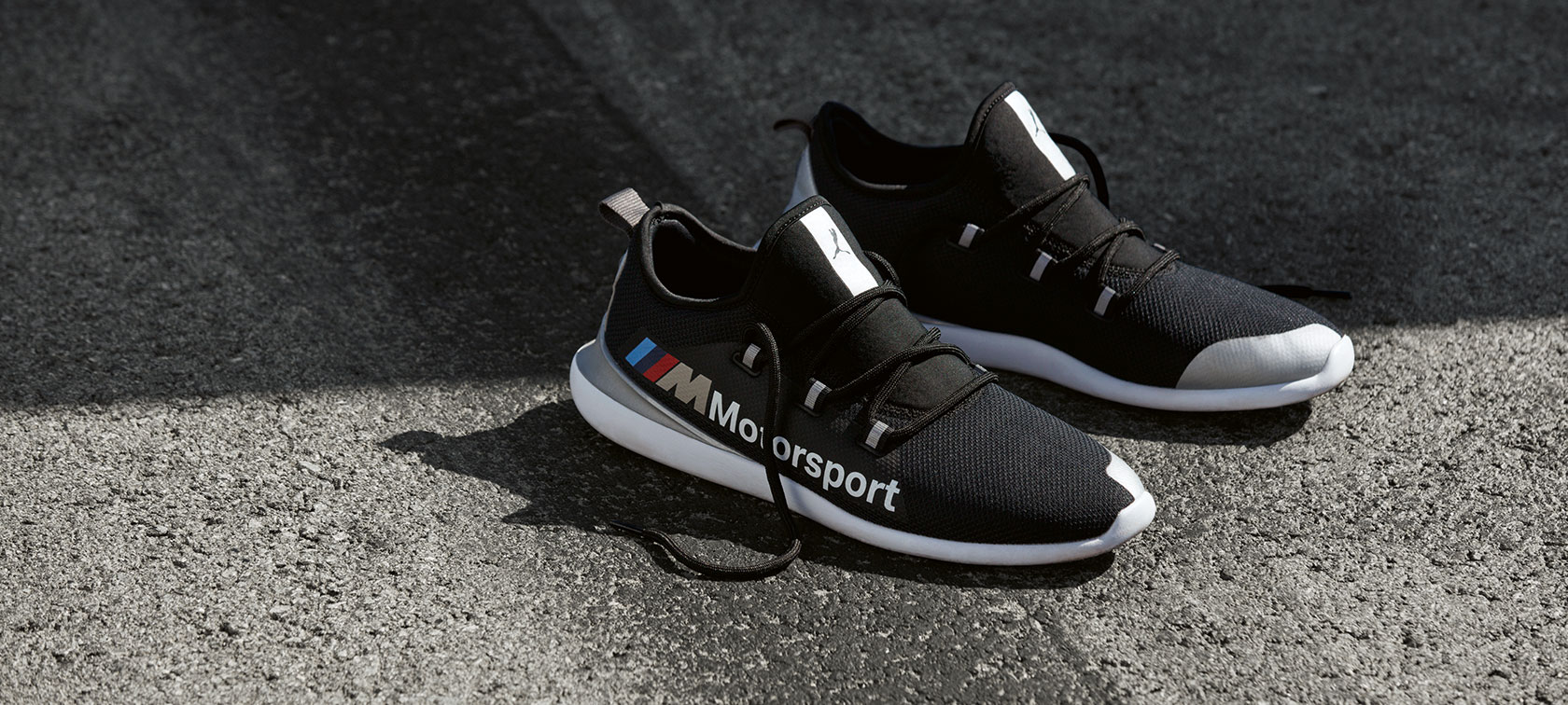BMW M Motorsport schoenen PUMA EVO CAT Een paar BMW M Motorsport PUMA EVO CAT schoenen uit de BMW M Motorsport Collection op asfalt