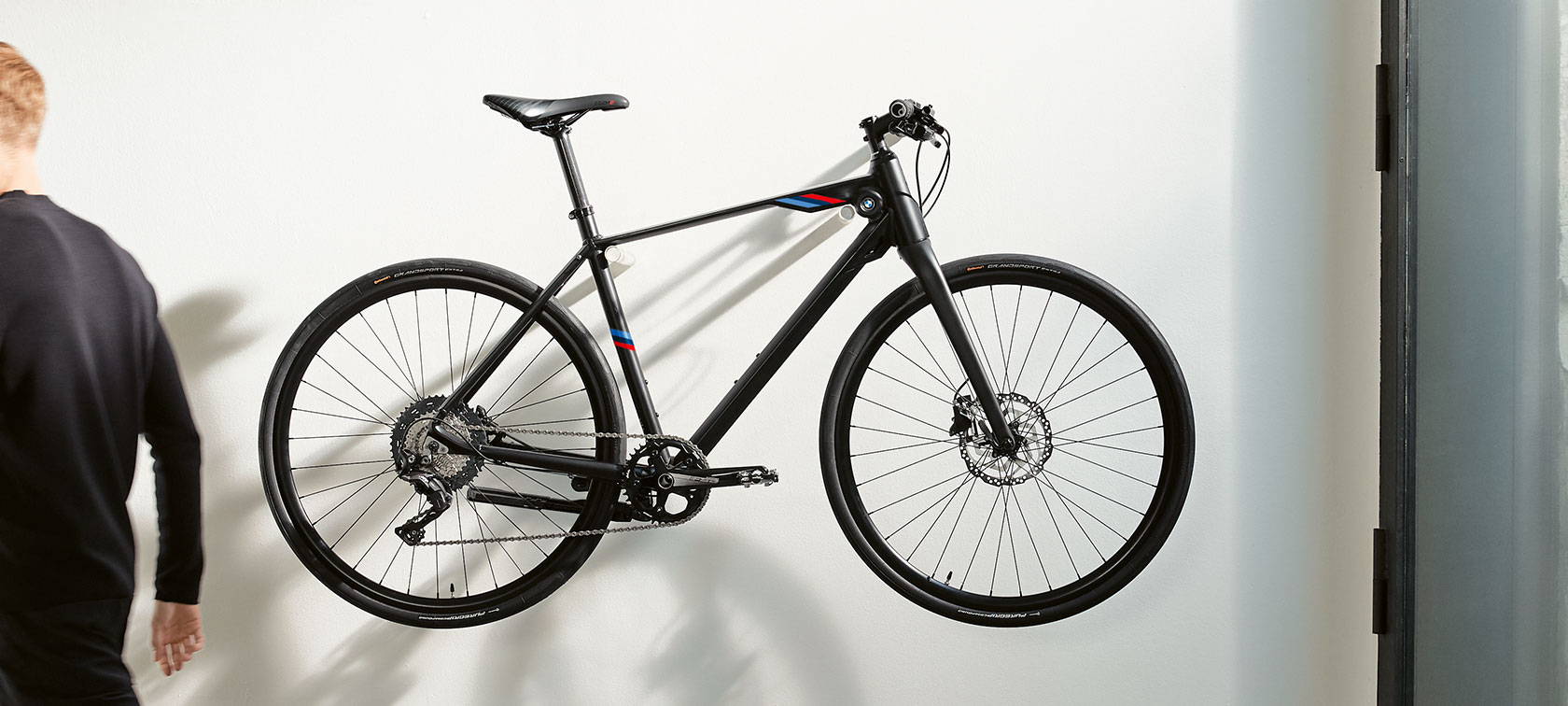 BMW M Bike BMW M Bike met BMW M Motorsport strepen aan een wandhouder