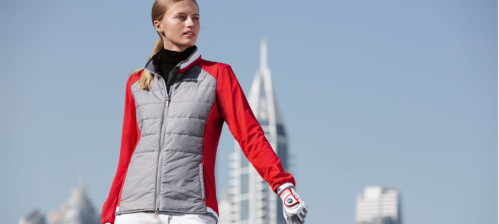 BMW Golfsport damesjack Een jonge vrouw presenteert hoogwaardige producten uit de BMW Golfsport Collection