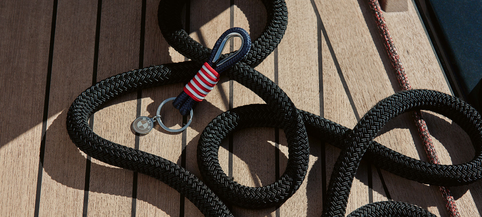 BMW Yachtsport sleutelhanger Een BMW Yachtsport sleutelhanger uit de BMW Yachtsport Collection ligt op houten planken