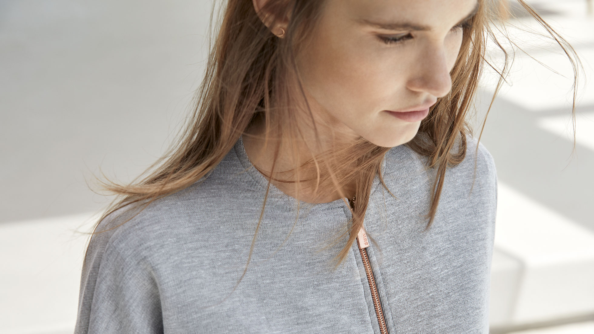 BMW sweatvest, dames Een vrouw draagt een BMW sweatvest voor dames uit de BMW Collection