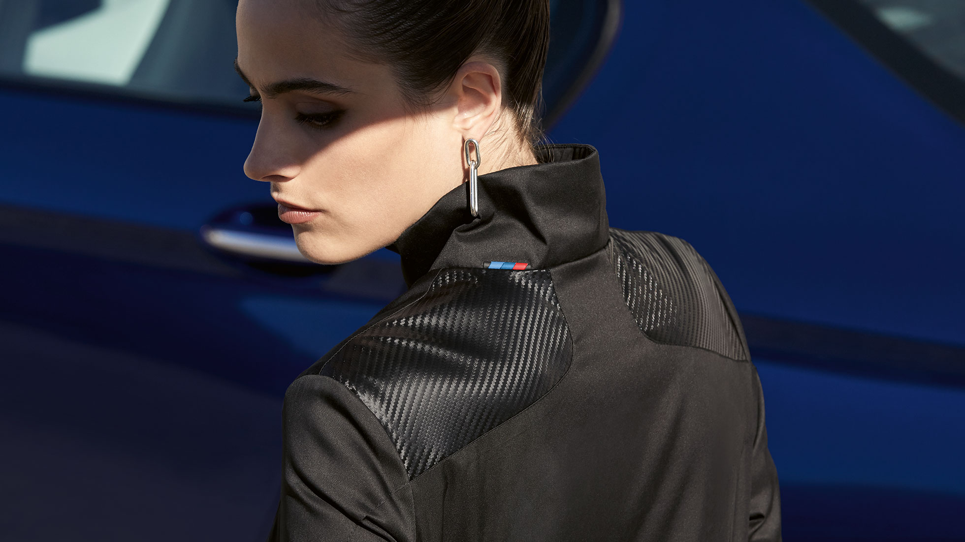 BMW M jack, dames Een vrouw draagt een BMW M damesjack uit de BMW M Collection, detail materiaalmix